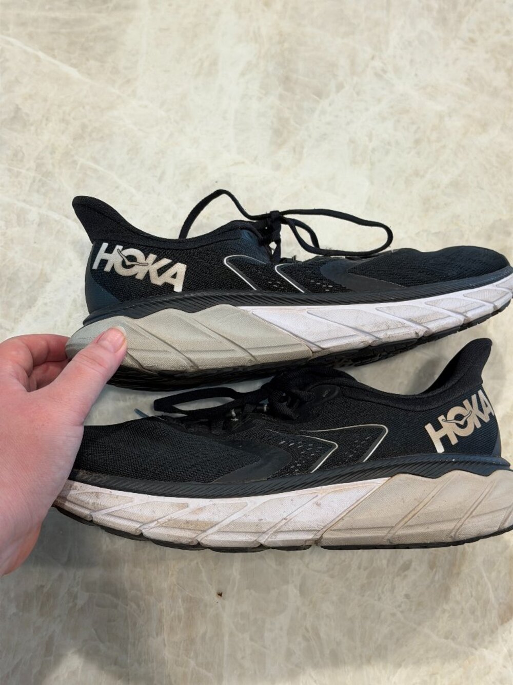 Hoka Arahi 5 Women's 9D (wide) black and white